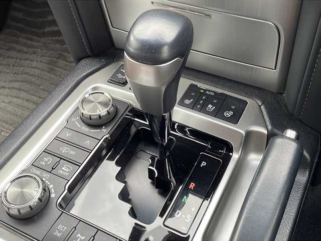 トヨタ ランドクルーザー ZX 山口県 2019(令1)年 5.7万km アティチュードブラックマイカ ワンオーナー/サンルーフ/茶レザーシート/前席/セカンドパワーシート/前席/セカンドシートヒーター/前席エアシート/サードシート電動格納/純正ナビ/DVD/CD/SD/MSV/USB/AUX/BT/純正フルセグTV/全周囲カメラ/純正LEDヘッドライト/純正フォグランプ/オートライト/オートハイビーム/純正２０インチアルミホイール/社外エアロ/ルーフレール/ウッドコンビステアリング/ステアリングヒーター/ステアリングスイッチ/クルーズコントロール/ウッド調パネル/衝突被害軽減ブレーキ/LDA/BSM/横滑り防止/コーナーセンサー/スマートキー×２/ビルトインETC2.0/純正フロアマット/トランクフロアマット/純正ドアバイザー/ドライブレコーダー/電動格納ウインカードアミラー(オート機能付き)