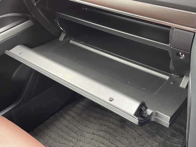 トヨタ ランドクルーザー ZX 山口県 2019(令1)年 5.7万km アティチュードブラックマイカ ワンオーナー/サンルーフ/茶レザーシート/前席/セカンドパワーシート/前席/セカンドシートヒーター/前席エアシート/サードシート電動格納/純正ナビ/DVD/CD/SD/MSV/USB/AUX/BT/純正フルセグTV/全周囲カメラ/純正LEDヘッドライト/純正フォグランプ/オートライト/オートハイビーム/純正２０インチアルミホイール/社外エアロ/ルーフレール/ウッドコンビステアリング/ステアリングヒーター/ステアリングスイッチ/クルーズコントロール/ウッド調パネル/衝突被害軽減ブレーキ/LDA/BSM/横滑り防止/コーナーセンサー/スマートキー×２/ビルトインETC2.0/純正フロアマット/トランクフロアマット/純正ドアバイザー/ドライブレコーダー/電動格納ウインカードアミラー(オート機能付き)