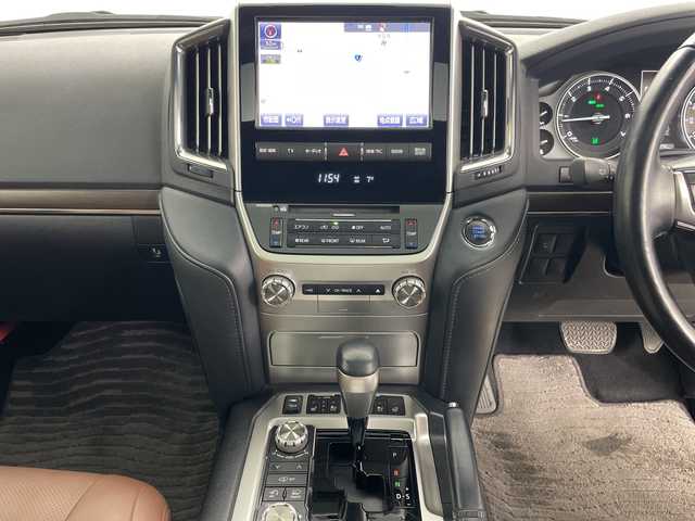 トヨタ ランドクルーザー ZX 道央・札幌 2019(令1)年 5.7万km アティチュードブラックマイカ ・ワンオーナー/・純正ナビ&DVD&CD&SD&MSV&USB&AUX&BT/・サンルーフ/・全周囲カメラ/・フロント/サイドカメラ/・トヨタセーフティセンス/・衝突被害軽減ブレーキ/・LDA/・BSM/・横滑り防止/・コーナーセンサー/・クルーズコントロール/・前席/セカンドパワーシート/・メモリ付シート/・前席/セカンドシートヒーター/・前席エアシート/・茶レザーシート/・サードシート電動格納/・ドライブレコーダー/・ビルトインETC2.0/・ステアリングスイッチ/・純正ドアバイザー/・純正フロアマット/・トランクフロアマット/・電動格納ウインカードアミラー(オート機能付き)/・純正LEDヘッドライト/・純正フォグランプ/・オートライト/・オートハイビーム/・純正２０インチアルミホイール/・社外エアロ/・ルーフレール/・スマートキー×２