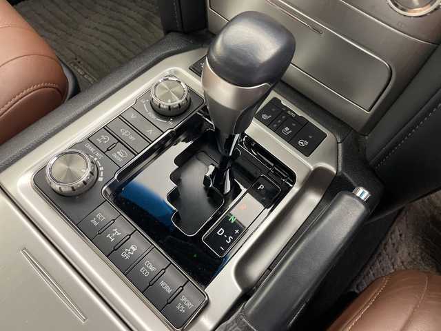 トヨタ ランドクルーザー ZX 道央・札幌 2019(令1)年 5.7万km アティチュードブラックマイカ ・ワンオーナー/・純正ナビ&DVD&CD&SD&MSV&USB&AUX&BT/・サンルーフ/・全周囲カメラ/・フロント/サイドカメラ/・トヨタセーフティセンス/・衝突被害軽減ブレーキ/・LDA/・BSM/・横滑り防止/・コーナーセンサー/・クルーズコントロール/・前席/セカンドパワーシート/・メモリ付シート/・前席/セカンドシートヒーター/・前席エアシート/・茶レザーシート/・サードシート電動格納/・ドライブレコーダー/・ビルトインETC2.0/・ステアリングスイッチ/・純正ドアバイザー/・純正フロアマット/・トランクフロアマット/・電動格納ウインカードアミラー(オート機能付き)/・純正LEDヘッドライト/・純正フォグランプ/・オートライト/・オートハイビーム/・純正２０インチアルミホイール/・社外エアロ/・ルーフレール/・スマートキー×２