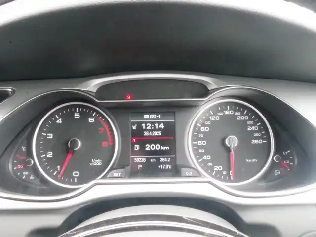 アウディ Ａ４ アバント 2．0 TFSIクワトロ 岩手県 2016(平28)年 5.1万km グレイシアホワイトメタリック アダプティブクルーズ/Audiブレーキプレワーニング/サイドアシスト /レーンアシスト/純正MMIナビ/フルセグTV/バックカメラ/パーキングエイド/アドバンストキー /ETC/黒革シート/パワーシート/シートヒーター/パワーテールゲート/キセノンライト
