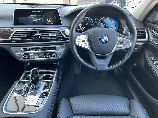 ＢＭＷ ７４０ｉ エクセレンス 宮城県 2017(平29)年 1.9万km グレー 登録時走行距離19778km/サンルーフ/harman/kardonサウンドシステム/純正ナビ/・CD/DVD/BT/フルセグTV/全方位カメラ/電動トランク/レーダークルーズコントロール/LEDオートライト/アンビエントライト/レザーシート/パワーシート/シートヒーター/エアシート/純正20インチAW/パドルシフト/ステアリングスイッチ/プッシュスタート/ETC/禁煙車