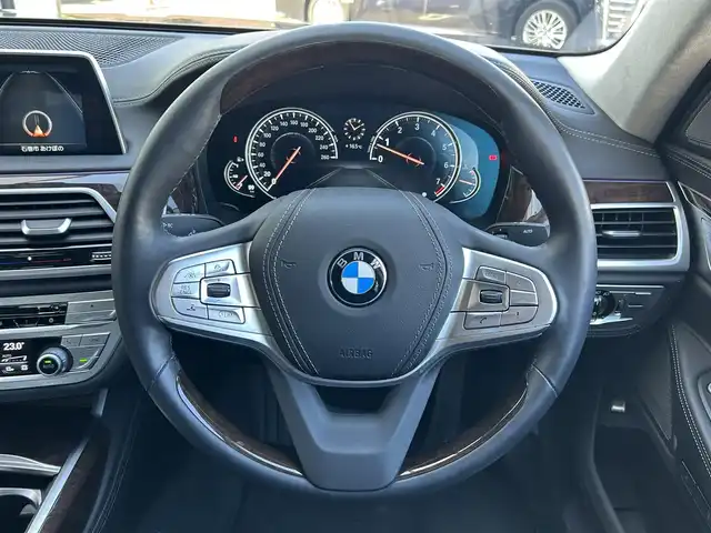 ＢＭＷ ７４０ｉ エクセレンス 宮城県 2017(平29)年 1.9万km グレー 登録時走行距離19778km/サンルーフ/harman/kardonサウンドシステム/純正ナビ/・CD/DVD/BT/フルセグTV/全方位カメラ/電動トランク/レーダークルーズコントロール/LEDオートライト/アンビエントライト/レザーシート/パワーシート/シートヒーター/エアシート/純正20インチAW/パドルシフト/ステアリングスイッチ/プッシュスタート/ETC/禁煙車