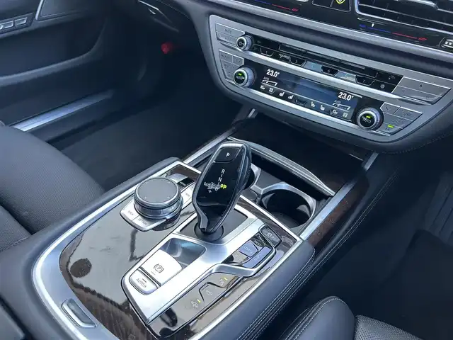 ＢＭＷ ７４０ｉ エクセレンス 宮城県 2017(平29)年 1.9万km グレー 登録時走行距離19778km/サンルーフ/harman/kardonサウンドシステム/純正ナビ/・CD/DVD/BT/フルセグTV/全方位カメラ/電動トランク/レーダークルーズコントロール/LEDオートライト/アンビエントライト/レザーシート/パワーシート/シートヒーター/エアシート/純正20インチAW/パドルシフト/ステアリングスイッチ/プッシュスタート/ETC/禁煙車