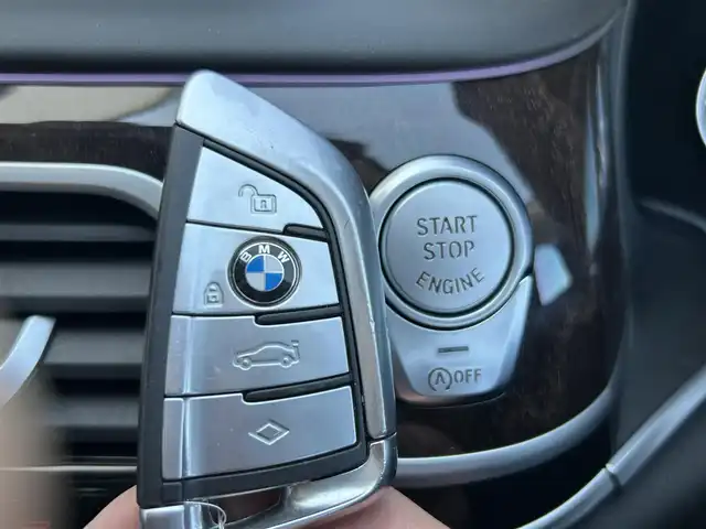 ＢＭＷ ７４０ｉ エクセレンス 宮城県 2017(平29)年 1.9万km グレー 登録時走行距離19778km/サンルーフ/harman/kardonサウンドシステム/純正ナビ/・CD/DVD/BT/フルセグTV/全方位カメラ/電動トランク/レーダークルーズコントロール/LEDオートライト/アンビエントライト/レザーシート/パワーシート/シートヒーター/エアシート/純正20インチAW/パドルシフト/ステアリングスイッチ/プッシュスタート/ETC/禁煙車