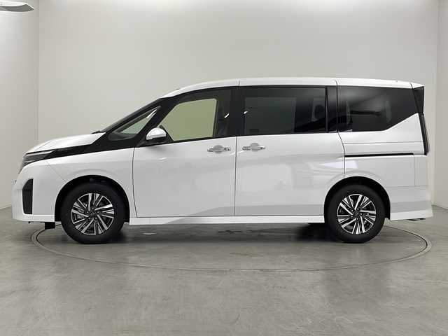 日産 セレナ e－パワー ハイウェイスター V 群馬県 2025(令7)年 0.1万km未満 プリズムホワイト 登録済未使用車　12.3型ナビ　全周囲カメラ　デジタルインナーミラー　ワイヤレス充電器　ビルトインETC2.0 衝突被害軽減ブレーキ　プロパイロット　アダプティブLEDヘッドライト　ドラレコ　禁煙車