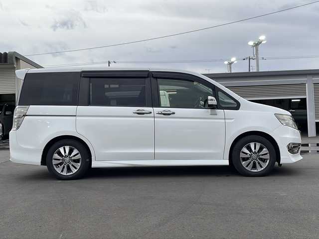 ホンダ ステップワゴン スパーダ Z クールスピリット 道北・旭川 2013(平25)年 7万km ホワイトオーキッドパール ・社外ナビ（CD、DVD、SD、BT、TV、ラジオ）/・バックモニター/・スマートキー/・スペアキー/・エンジンスターター/・アイドリングストップ/・フロントデアイサー/・ミラーヒーター/・クルーズコントロール/・パドルシフト/・両側パワースライドドア/・ハーフレザーシート/・純正フロアマット/・ドアバイザー/・HIDヘッドライト/・フォグランプ/・冬タイヤ積み込み/・４WD/・取扱説明書/・保証書