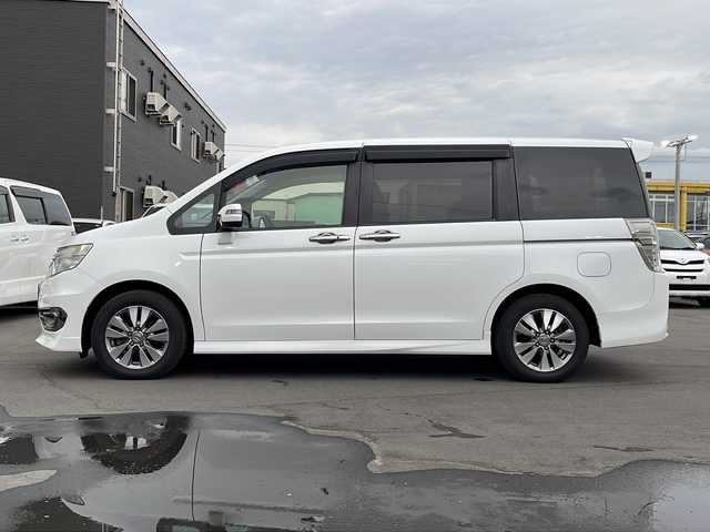 ホンダ ステップワゴン スパーダ Z クールスピリット 道北・旭川 2013(平25)年 7万km ホワイトオーキッドパール ・社外ナビ（CD、DVD、SD、BT、TV、ラジオ）/・バックモニター/・スマートキー/・スペアキー/・エンジンスターター/・アイドリングストップ/・フロントデアイサー/・ミラーヒーター/・クルーズコントロール/・パドルシフト/・両側パワースライドドア/・ハーフレザーシート/・純正フロアマット/・ドアバイザー/・HIDヘッドライト/・フォグランプ/・冬タイヤ積み込み/・４WD/・取扱説明書/・保証書