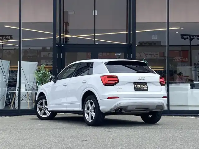 アウディ Ｑ２ 30TFSIスポーツ 福岡県 2019(平31)年 3万km グレイシアホワイトメタリック ・アダプティブクルーズコントロール/・純正メモリーナビ/USB/Bluetooth/AUX/CD/・バックカメラ/・シートヒーター/・社外ドライブレコーダー/・フルセグ/・ETC/・純正17AW/・プッシュスタート/・パーキングアシスト/・アイドリングストップ/・スマートキー/・レーンキープアシスト/・オートライト/・LEDライト