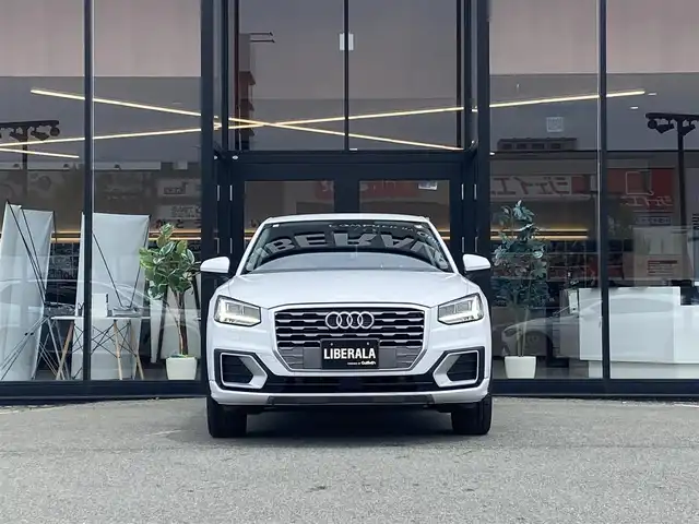 アウディ Ｑ２ 30TFSIスポーツ 福岡県 2019(平31)年 3万km グレイシアホワイトメタリック ・アダプティブクルーズコントロール/・純正メモリーナビ/USB/Bluetooth/AUX/CD/・バックカメラ/・シートヒーター/・社外ドライブレコーダー/・フルセグ/・ETC/・純正17AW/・プッシュスタート/・パーキングアシスト/・アイドリングストップ/・スマートキー/・レーンキープアシスト/・オートライト/・LEDライト