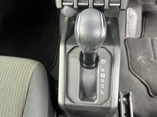 スズキ ジムニー XC 愛知県 2024(令6)年 1.7万km ミディアムグレー 4WD/インタークーラー付ターボ/純正8インチSDナビ/フルセグTV/ドライブレコーダー/デジタルインナーミラー/ETC/ステアリングリモコン/クルーズコントロール/アイドリングストップ/フルフラットシート/シートヒーター/背面タイヤ/純正センターホイールキャップ/コーナーセンサー/デュアルセンサーブレーキサポート/誤発信抑制機能/車線逸脱警報機能/取扱説明書/保証書/スマートキー/スペアキー