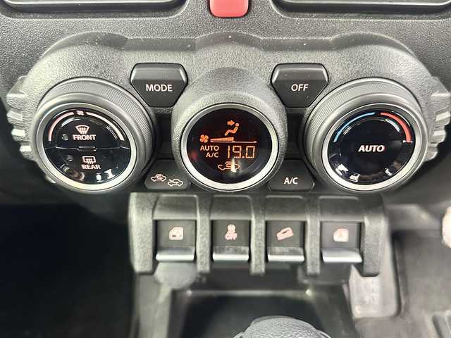 スズキ ジムニー XC 愛知県 2024(令6)年 1.7万km ミディアムグレー 4WD/インタークーラー付ターボ/純正8インチSDナビ/フルセグTV/ドライブレコーダー/デジタルインナーミラー/ETC/ステアリングリモコン/クルーズコントロール/アイドリングストップ/フルフラットシート/シートヒーター/背面タイヤ/純正センターホイールキャップ/コーナーセンサー/デュアルセンサーブレーキサポート/誤発信抑制機能/車線逸脱警報機能/取扱説明書/保証書/スマートキー/スペアキー
