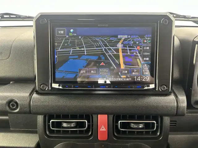 スズキ ジムニー XC 愛知県 2024(令6)年 1.7万km ミディアムグレー 4WD/インタークーラー付ターボ/純正8インチSDナビ/フルセグTV/ドライブレコーダー/デジタルインナーミラー/ETC/ステアリングリモコン/クルーズコントロール/アイドリングストップ/フルフラットシート/シートヒーター/背面タイヤ/純正センターホイールキャップ/コーナーセンサー/デュアルセンサーブレーキサポート/誤発信抑制機能/車線逸脱警報機能/取扱説明書/保証書/スマートキー/スペアキー