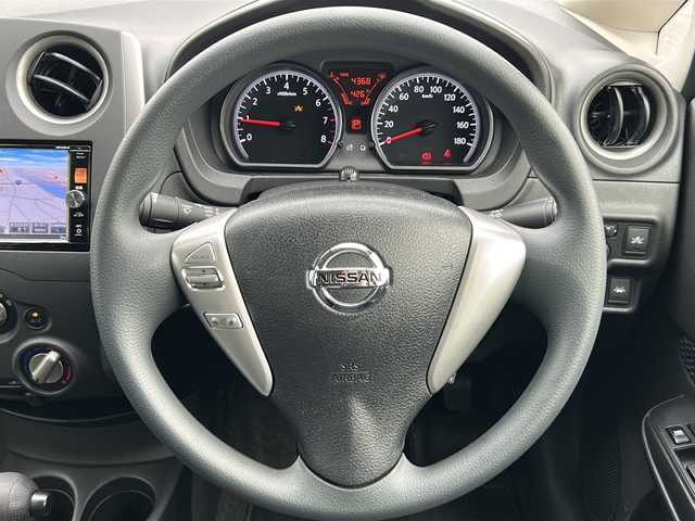 日産 ノート X 岐阜県 2016(平28)年 0.5万km フランボワーズレッド 純正ＳＤナビ　/全方位カメラ　/前後ドライブレコーダー　/横滑り防止装置　/レーンキープアシスト　/衝突軽減システム　/前後コーナーセンサー　/アイドリングストップ　/プッシュスタート　/スマートキー　/純正フロアマット/オートライト