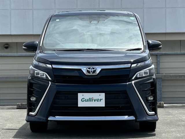 トヨタ ヴォクシー ZS 静岡県 2020(令2)年 3.7万km ブラッキッシュアゲハガラスフレーク ７人乗り/トヨタセーフティセンス/純正１０型ＳＤナビ/フルセグＴＶ/１２．１型後席モニター/ＢＴオーディオ/ドラレコ/ビルトインＥＴＣ２．０/バックカメラ/両側電動スライドドア/ＬＥＤオートライト/純正１６ＡＷ