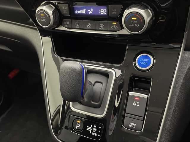 日産 セレナ e－パワー ハイウェイスター V 宮崎県 2020(令2)年 5.9万km ブリリアントホワイトパール 2トーン 禁煙車/プロパイロット/・電動パーキングブレーキ/オートブレーキホールド/・ステアリングスイッチ/純正11インチフリップダウンモニター/純正10インチナビ/（CD/DVD/BD/フルセグ/BT/SD/MSV/USB/HDMI）/純正ビルトインETC2.0/純正ドライブレコーダー（DJ4-D）/社外GPSレーダー探知機/インテリジェントアラウンドビューモニター/ハンズフリー両側パワースライドドア/エマージェンシーブレーキ/踏み間違い防止機能（前後）/車線逸脱警報/オートハイビーム/LEDヘッドライト/フォグランプ/リアオートエアコン/リアロールシェード/シートバックテーブル（セカンド/サード）/充電用USBポート（タイプA）5口/純正16インチアルミホイール/純正フロアマット/純正ドアバイザー