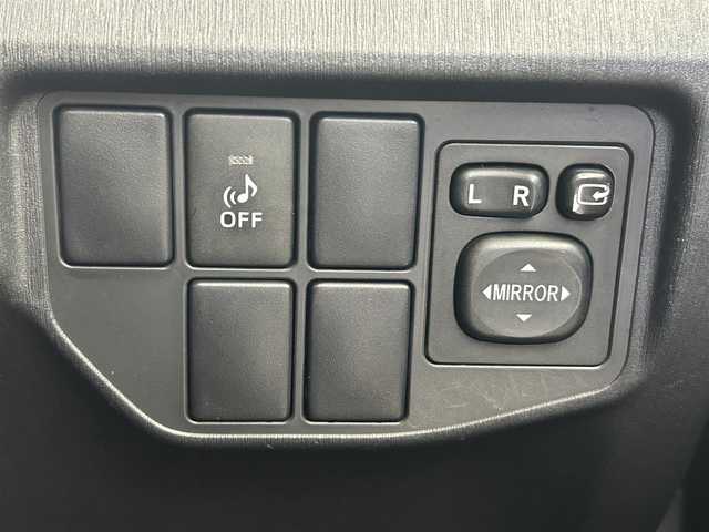 トヨタ プリウス S 千葉県 2014(平26)年 6.4万km シルバーM 純正ナビ/フルセグTV　Bluetooth　AM/FM/バックカメラ/ETC/オートライト/純正アルミホイール/純正フロアマット/電動格納ミラー/パワーステアリング/パワーウインドウ/オートエアコン/スマートキー/プッシュスタート