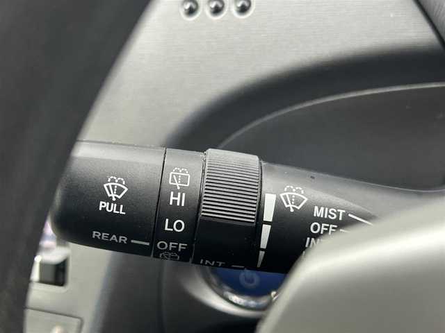 トヨタ プリウス S 千葉県 2014(平26)年 6.4万km シルバーM 純正ナビ/フルセグTV　Bluetooth　AM/FM/バックカメラ/ETC/オートライト/純正アルミホイール/純正フロアマット/電動格納ミラー/パワーステアリング/パワーウインドウ/オートエアコン/スマートキー/プッシュスタート