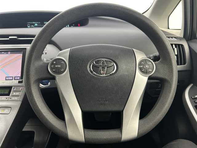 トヨタ プリウス S 千葉県 2014(平26)年 6.4万km シルバーM 純正ナビ/フルセグTV　Bluetooth　AM/FM/バックカメラ/ETC/オートライト/純正アルミホイール/純正フロアマット/電動格納ミラー/パワーステアリング/パワーウインドウ/オートエアコン/スマートキー/プッシュスタート