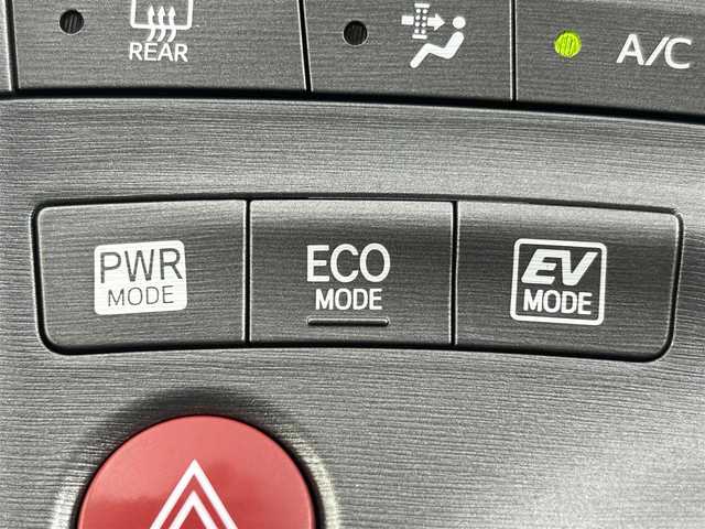 トヨタ プリウス S 千葉県 2014(平26)年 6.4万km シルバーM 純正ナビ/フルセグTV　Bluetooth　AM/FM/バックカメラ/ETC/オートライト/純正アルミホイール/純正フロアマット/電動格納ミラー/パワーステアリング/パワーウインドウ/オートエアコン/スマートキー/プッシュスタート