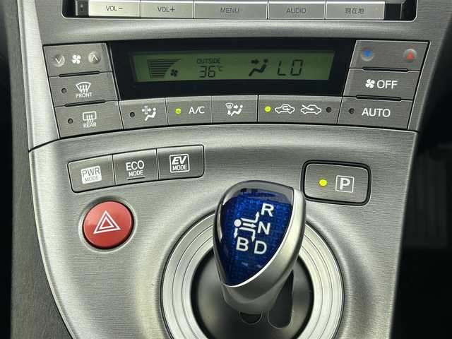 トヨタ プリウス S 千葉県 2014(平26)年 6.4万km シルバーM 純正ナビ/フルセグTV　Bluetooth　AM/FM/バックカメラ/ETC/オートライト/純正アルミホイール/純正フロアマット/電動格納ミラー/パワーステアリング/パワーウインドウ/オートエアコン/スマートキー/プッシュスタート