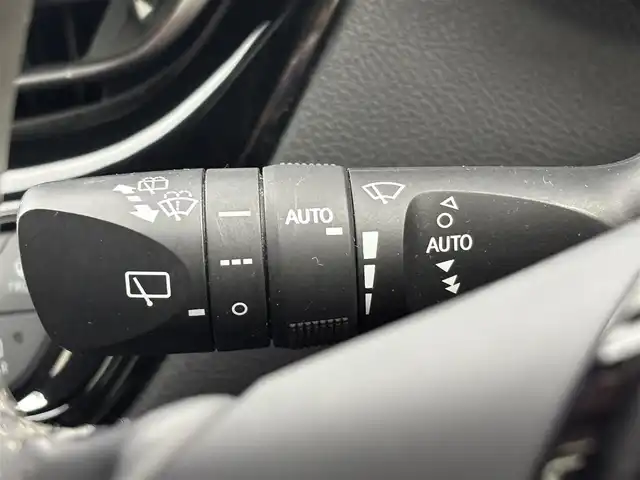 トヨタ Ｃ－ＨＲ G LEDエディション 福井県 2017(平29)年 4.8万km メタルストリームM 純正ナビゲーション/型式：NSZT-Y66T/【AM/FM/CD/Bluetooth/フルセグTV】/バックカメラ/ETC/衝突軽減ブレーキ/クルーズコントロール（追従有）/車線逸脱警報機能/ハーフレザーシート/シートヒーター（運転席/助手席）/オートライト/LEDヘッドライド/フォグランプ/プッシュスタート/スマートキー/スペアキー/純正フロアマット/ドアバイザー