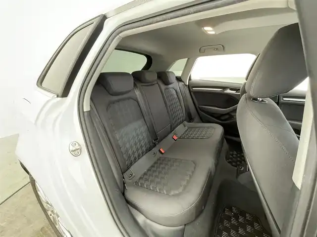 アウディ Ａ３ スポーツバック 1．4 TFSI 滋賀県 2016(平28)年 11.2万km 白 純正ナビ/【Bluetooth.CD.DVD.フルセグTV】/バックカメラ/衝突軽減ブレーキ/レーダークルーズコントロール/クリアランスソナー/電子パーキング/オートライト/HIDヘッドライト/ステアリングスイッチ/ETC/スマートキー/スペアキー