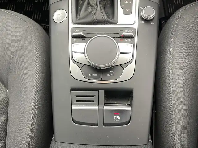 アウディ Ａ３ スポーツバック 1．4 TFSI 滋賀県 2016(平28)年 11.2万km 白 純正ナビ/【Bluetooth.CD.DVD.フルセグTV】/バックカメラ/衝突軽減ブレーキ/レーダークルーズコントロール/クリアランスソナー/電子パーキング/オートライト/HIDヘッドライト/ステアリングスイッチ/ETC/スマートキー/スペアキー