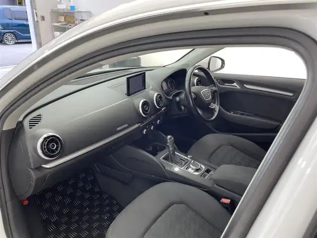 アウディ Ａ３ スポーツバック 1．4 TFSI 滋賀県 2016(平28)年 11.2万km 白 純正ナビ/【Bluetooth.CD.DVD.フルセグTV】/バックカメラ/衝突軽減ブレーキ/レーダークルーズコントロール/クリアランスソナー/電子パーキング/オートライト/HIDヘッドライト/ステアリングスイッチ/ETC/スマートキー/スペアキー