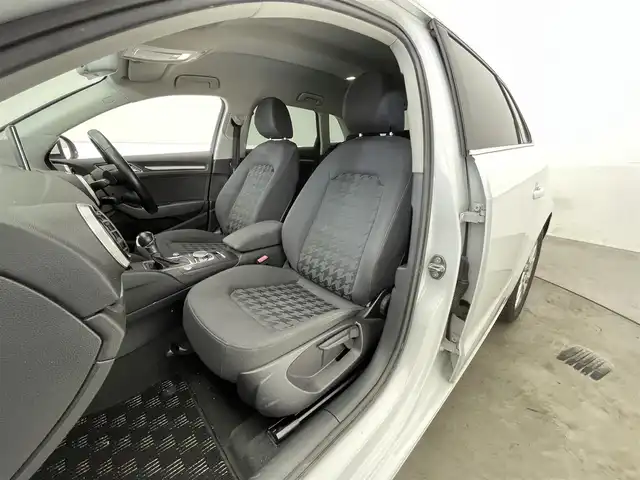 アウディ Ａ３ スポーツバック 1．4 TFSI 滋賀県 2016(平28)年 11.2万km 白 純正ナビ/【Bluetooth.CD.DVD.フルセグTV】/バックカメラ/衝突軽減ブレーキ/レーダークルーズコントロール/クリアランスソナー/電子パーキング/オートライト/HIDヘッドライト/ステアリングスイッチ/ETC/スマートキー/スペアキー