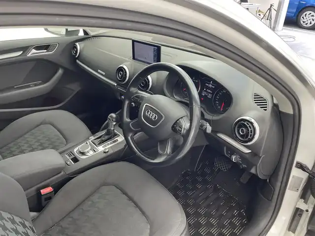 アウディ Ａ３ スポーツバック 1．4 TFSI 滋賀県 2016(平28)年 11.2万km 白 純正ナビ/【Bluetooth.CD.DVD.フルセグTV】/バックカメラ/衝突軽減ブレーキ/レーダークルーズコントロール/クリアランスソナー/電子パーキング/オートライト/HIDヘッドライト/ステアリングスイッチ/ETC/スマートキー/スペアキー