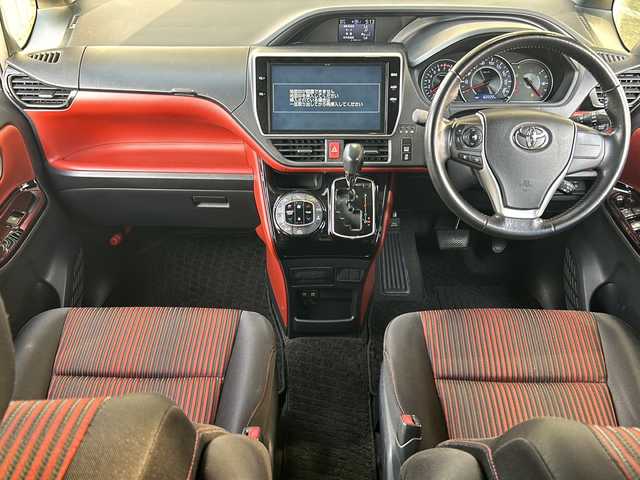 トヨタ ヴォクシー ZS 静岡県 2017(平29)年 6.3万km イナズマスパーキングブラックガラスフレーク 純正ナビ/・AM/・FM/・CD/DVD/・フルセグTV/・SD録音/・Bluetooth/主要装備/・バックカメラ/・ＥＴＣ/・フリップダウンモニター/・片側パワスラ/・オートハイビーム/・アイドリングストップ/・プリクラッシュセーフティ/・ＭＴモード付ＡＴ/・車線逸脱警報/・リアクーラー/・ＬＥＤヘッドライト/・クルーズコントロール/・レーンディパーチャーアラート