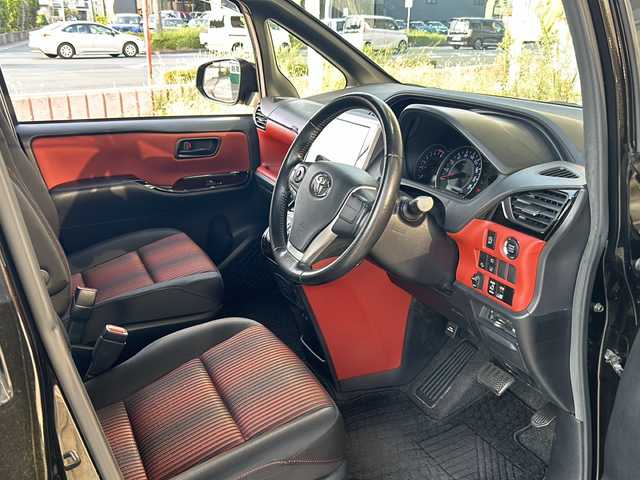 トヨタ ヴォクシー ZS 静岡県 2017(平29)年 6.3万km イナズマスパーキングブラックガラスフレーク 純正ナビ/・AM/・FM/・CD/DVD/・フルセグTV/・SD録音/・Bluetooth/主要装備/・バックカメラ/・ＥＴＣ/・フリップダウンモニター/・片側パワスラ/・オートハイビーム/・アイドリングストップ/・プリクラッシュセーフティ/・ＭＴモード付ＡＴ/・車線逸脱警報/・リアクーラー/・ＬＥＤヘッドライト/・クルーズコントロール/・レーンディパーチャーアラート