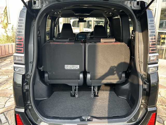 トヨタ ヴォクシー ZS 静岡県 2017(平29)年 6.3万km イナズマスパーキングブラックガラスフレーク 純正ナビ/・AM/・FM/・CD/DVD/・フルセグTV/・SD録音/・Bluetooth/主要装備/・バックカメラ/・ＥＴＣ/・フリップダウンモニター/・片側パワスラ/・オートハイビーム/・アイドリングストップ/・プリクラッシュセーフティ/・ＭＴモード付ＡＴ/・車線逸脱警報/・リアクーラー/・ＬＥＤヘッドライト/・クルーズコントロール/・レーンディパーチャーアラート