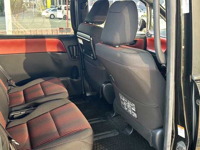 トヨタ ヴォクシー ZS 静岡県 2017(平29)年 6.3万km イナズマスパーキングブラックガラスフレーク 純正ナビ/・AM/・FM/・CD/DVD/・フルセグTV/・SD録音/・Bluetooth/主要装備/・バックカメラ/・ＥＴＣ/・フリップダウンモニター/・片側パワスラ/・オートハイビーム/・アイドリングストップ/・プリクラッシュセーフティ/・ＭＴモード付ＡＴ/・車線逸脱警報/・リアクーラー/・ＬＥＤヘッドライト/・クルーズコントロール/・レーンディパーチャーアラート