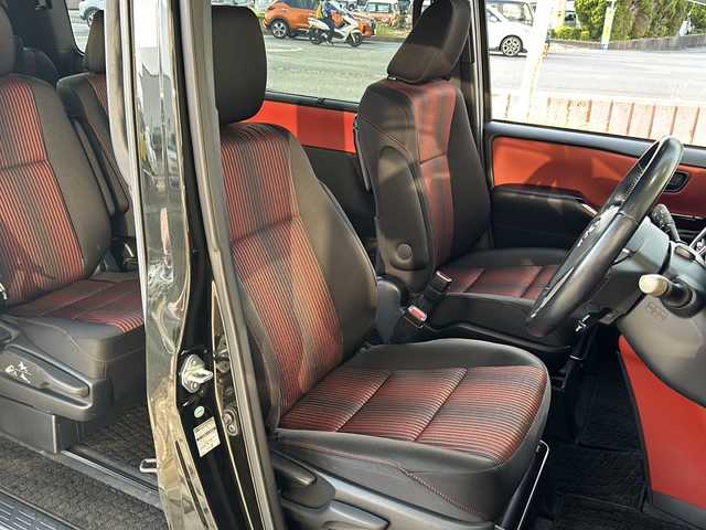 トヨタ ヴォクシー ZS 静岡県 2017(平29)年 6.3万km イナズマスパーキングブラックガラスフレーク 純正ナビ/・AM/・FM/・CD/DVD/・フルセグTV/・SD録音/・Bluetooth/主要装備/・バックカメラ/・ＥＴＣ/・フリップダウンモニター/・片側パワスラ/・オートハイビーム/・アイドリングストップ/・プリクラッシュセーフティ/・ＭＴモード付ＡＴ/・車線逸脱警報/・リアクーラー/・ＬＥＤヘッドライト/・クルーズコントロール/・レーンディパーチャーアラート