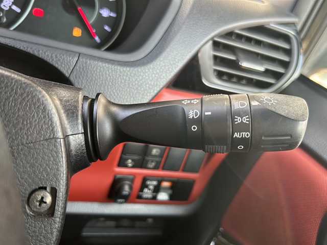 トヨタ ヴォクシー ZS 静岡県 2017(平29)年 6.3万km イナズマスパーキングブラックガラスフレーク 純正ナビ/・AM/・FM/・CD/DVD/・フルセグTV/・SD録音/・Bluetooth/主要装備/・バックカメラ/・ＥＴＣ/・フリップダウンモニター/・片側パワスラ/・オートハイビーム/・アイドリングストップ/・プリクラッシュセーフティ/・ＭＴモード付ＡＴ/・車線逸脱警報/・リアクーラー/・ＬＥＤヘッドライト/・クルーズコントロール/・レーンディパーチャーアラート