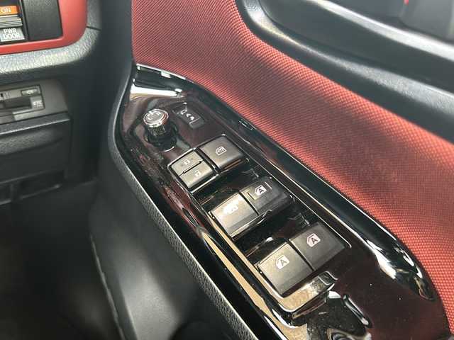 トヨタ ヴォクシー ZS 静岡県 2017(平29)年 6.3万km イナズマスパーキングブラックガラスフレーク 純正ナビ/・AM/・FM/・CD/DVD/・フルセグTV/・SD録音/・Bluetooth/主要装備/・バックカメラ/・ＥＴＣ/・フリップダウンモニター/・片側パワスラ/・オートハイビーム/・アイドリングストップ/・プリクラッシュセーフティ/・ＭＴモード付ＡＴ/・車線逸脱警報/・リアクーラー/・ＬＥＤヘッドライト/・クルーズコントロール/・レーンディパーチャーアラート