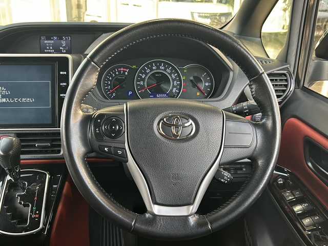 トヨタ ヴォクシー ZS 静岡県 2017(平29)年 6.3万km イナズマスパーキングブラックガラスフレーク 純正ナビ/・AM/・FM/・CD/DVD/・フルセグTV/・SD録音/・Bluetooth/主要装備/・バックカメラ/・ＥＴＣ/・フリップダウンモニター/・片側パワスラ/・オートハイビーム/・アイドリングストップ/・プリクラッシュセーフティ/・ＭＴモード付ＡＴ/・車線逸脱警報/・リアクーラー/・ＬＥＤヘッドライト/・クルーズコントロール/・レーンディパーチャーアラート