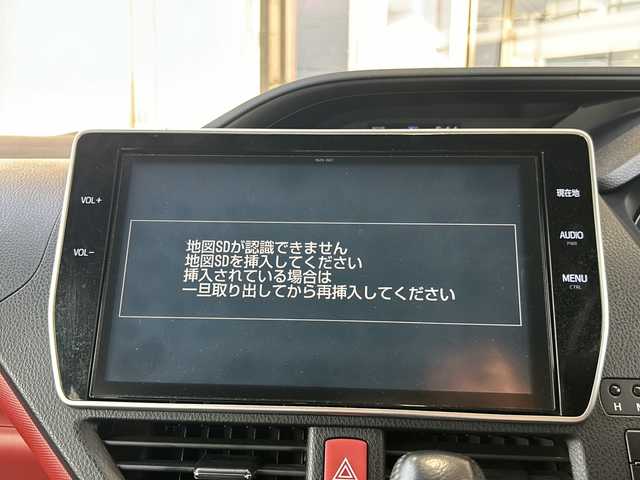トヨタ ヴォクシー ZS 静岡県 2017(平29)年 6.3万km イナズマスパーキングブラックガラスフレーク 純正ナビ/・AM/・FM/・CD/DVD/・フルセグTV/・SD録音/・Bluetooth/主要装備/・バックカメラ/・ＥＴＣ/・フリップダウンモニター/・片側パワスラ/・オートハイビーム/・アイドリングストップ/・プリクラッシュセーフティ/・ＭＴモード付ＡＴ/・車線逸脱警報/・リアクーラー/・ＬＥＤヘッドライト/・クルーズコントロール/・レーンディパーチャーアラート
