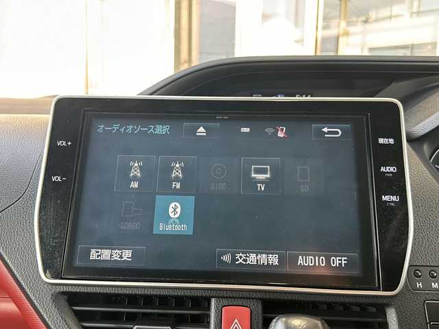 トヨタ ヴォクシー ZS 静岡県 2017(平29)年 6.3万km イナズマスパーキングブラックガラスフレーク 純正ナビ/・AM/・FM/・CD/DVD/・フルセグTV/・SD録音/・Bluetooth/主要装備/・バックカメラ/・ＥＴＣ/・フリップダウンモニター/・片側パワスラ/・オートハイビーム/・アイドリングストップ/・プリクラッシュセーフティ/・ＭＴモード付ＡＴ/・車線逸脱警報/・リアクーラー/・ＬＥＤヘッドライト/・クルーズコントロール/・レーンディパーチャーアラート
