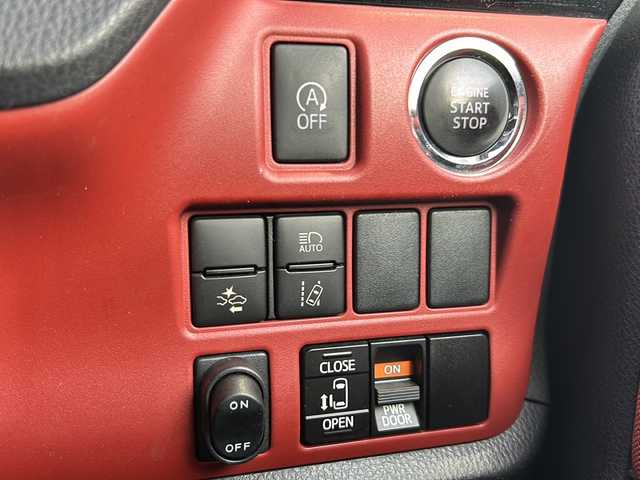 トヨタ ヴォクシー ZS 静岡県 2017(平29)年 6.3万km イナズマスパーキングブラックガラスフレーク 純正ナビ/・AM/・FM/・CD/DVD/・フルセグTV/・SD録音/・Bluetooth/主要装備/・バックカメラ/・ＥＴＣ/・フリップダウンモニター/・片側パワスラ/・オートハイビーム/・アイドリングストップ/・プリクラッシュセーフティ/・ＭＴモード付ＡＴ/・車線逸脱警報/・リアクーラー/・ＬＥＤヘッドライト/・クルーズコントロール/・レーンディパーチャーアラート