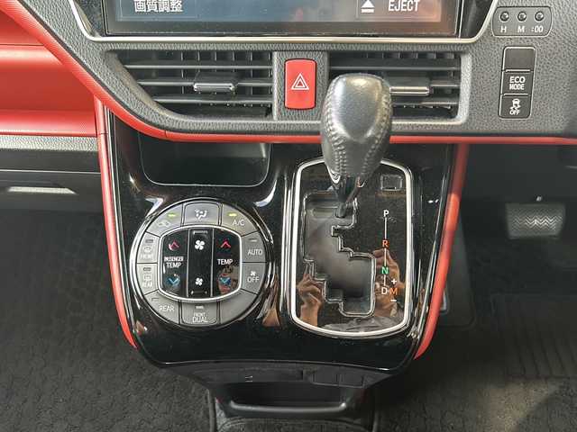 トヨタ ヴォクシー ZS 静岡県 2017(平29)年 6.3万km イナズマスパーキングブラックガラスフレーク 純正ナビ/・AM/・FM/・CD/DVD/・フルセグTV/・SD録音/・Bluetooth/主要装備/・バックカメラ/・ＥＴＣ/・フリップダウンモニター/・片側パワスラ/・オートハイビーム/・アイドリングストップ/・プリクラッシュセーフティ/・ＭＴモード付ＡＴ/・車線逸脱警報/・リアクーラー/・ＬＥＤヘッドライト/・クルーズコントロール/・レーンディパーチャーアラート
