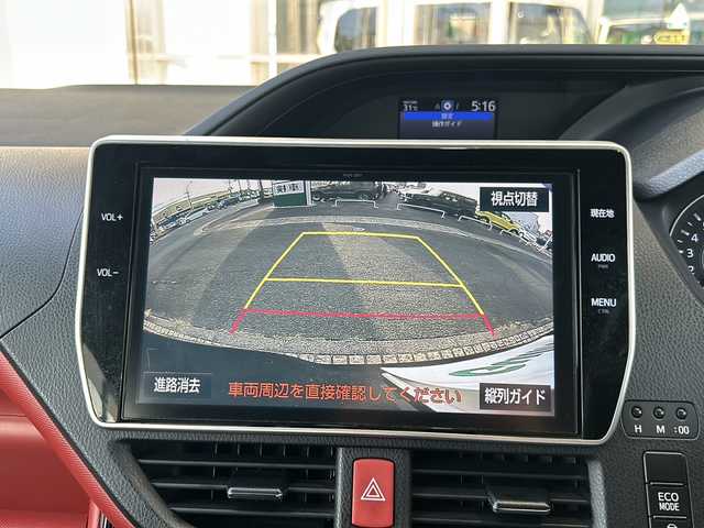 トヨタ ヴォクシー ZS 静岡県 2017(平29)年 6.3万km イナズマスパーキングブラックガラスフレーク 純正ナビ/・AM/・FM/・CD/DVD/・フルセグTV/・SD録音/・Bluetooth/主要装備/・バックカメラ/・ＥＴＣ/・フリップダウンモニター/・片側パワスラ/・オートハイビーム/・アイドリングストップ/・プリクラッシュセーフティ/・ＭＴモード付ＡＴ/・車線逸脱警報/・リアクーラー/・ＬＥＤヘッドライト/・クルーズコントロール/・レーンディパーチャーアラート