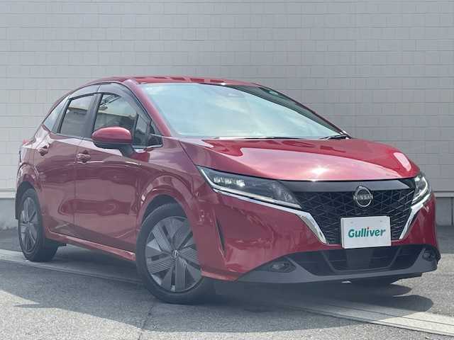 日産 ノート X 静岡県 2021(令3)年 4.9万km ガーネットレッド ●純正9インチナビ/（フルセグ/Bluetooth）/●全方位カメラ/●エマージェンシーブレーキ/●車線逸脱防止支援/●ブラインドスポットモニター/●オートブレーキホールド/●前後コーナーセンサー/●電動パーキングブレーキ/●LEDヘッドライト/●オートライト/●ステアリングスイッチ/●電動格納ウインカーミラー/●デジタルインナーミラー/●ETC/●純正フロアマット/●ドアバイザー/●プッシュスタート/●スマートキー/●横滑り防止装置/●W+サイドSRS+ABS/●取扱説明書