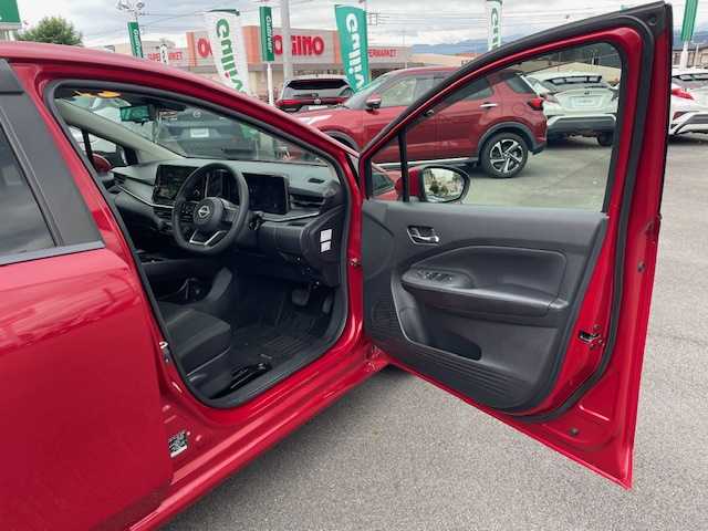日産 ノート X 静岡県 2021(令3)年 4.9万km ガーネットレッド ●純正9インチナビ/（フルセグ/Bluetooth）/●全方位カメラ/●エマージェンシーブレーキ/●車線逸脱防止支援/●ブラインドスポットモニター/●オートブレーキホールド/●前後コーナーセンサー/●電動パーキングブレーキ/●LEDヘッドライト/●オートライト/●ステアリングスイッチ/●電動格納ウインカーミラー/●デジタルインナーミラー/●ETC/●純正フロアマット/●ドアバイザー/●プッシュスタート/●スマートキー/●横滑り防止装置/●W+サイドSRS+ABS/●取扱説明書