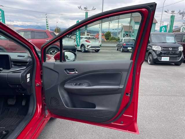 日産 ノート X 静岡県 2021(令3)年 4.9万km ガーネットレッド ●純正9インチナビ/（フルセグ/Bluetooth）/●全方位カメラ/●エマージェンシーブレーキ/●車線逸脱防止支援/●ブラインドスポットモニター/●オートブレーキホールド/●前後コーナーセンサー/●電動パーキングブレーキ/●LEDヘッドライト/●オートライト/●ステアリングスイッチ/●電動格納ウインカーミラー/●デジタルインナーミラー/●ETC/●純正フロアマット/●ドアバイザー/●プッシュスタート/●スマートキー/●横滑り防止装置/●W+サイドSRS+ABS/●取扱説明書