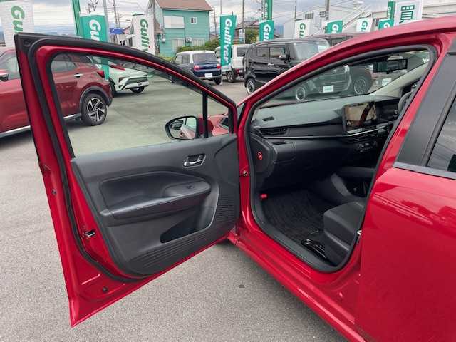 日産 ノート X 静岡県 2021(令3)年 4.9万km ガーネットレッド ●純正9インチナビ/（フルセグ/Bluetooth）/●全方位カメラ/●エマージェンシーブレーキ/●車線逸脱防止支援/●ブラインドスポットモニター/●オートブレーキホールド/●前後コーナーセンサー/●電動パーキングブレーキ/●LEDヘッドライト/●オートライト/●ステアリングスイッチ/●電動格納ウインカーミラー/●デジタルインナーミラー/●ETC/●純正フロアマット/●ドアバイザー/●プッシュスタート/●スマートキー/●横滑り防止装置/●W+サイドSRS+ABS/●取扱説明書