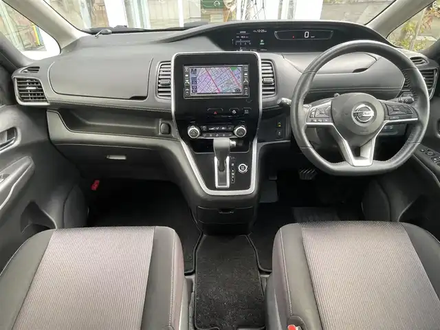 日産 セレナ 道央・札幌 2018(平30)年 5.8万km ダイヤモンドブラック ・4WD/・純正SDナビ/CD・BT/・フルセグＴＶ/・クルーズコントロール/・車外カメラ（バック・フロント・サイド・全方位）/・純正ドライブレコーダー/・パーキングアシスト/・アラウンドビュー/・レーンキープアシスト/・エマージェンシーブレーキ/・社外ＡＷ付き冬タイヤ/・純正エンジンスターター/・両側パワースライドドア/・ウォークスルー/・ＥＴＣ/・LEDヘッドライト/・純正フロアマット/・電動格納ミラー/・ドアバイザー/・プッシュスタート/・スペアキー