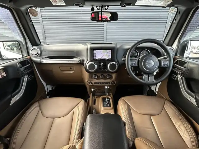 クライスラー・ジープ ジープ ラングラー アンリミテッド サハラ 茨城県 2018(平30)年 6.2万km 白 ワンオ-ナ- /茶革 /シートヒーター /ナビ /TV /B/Sカメラ /LED /ハードトップ背面タイヤカバー /シルバーフューエルキャップ /クルーズコントロール /BT/DVD/CD /ETC /ルーフラック /純正アルミ付きサマータイヤ有り /禁煙車